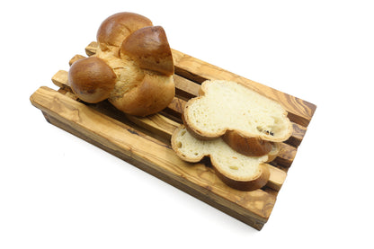 Rechteckiges Brotschneidebrett aus Olivenholz mit Krümelfänger