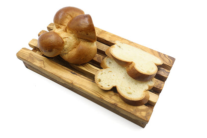 Rechteckiges Brotschneidebrett aus Olivenholz mit Krümelfänger